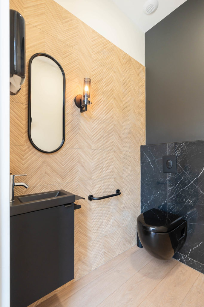 wc design avec carrelage effet bois et marbre noir