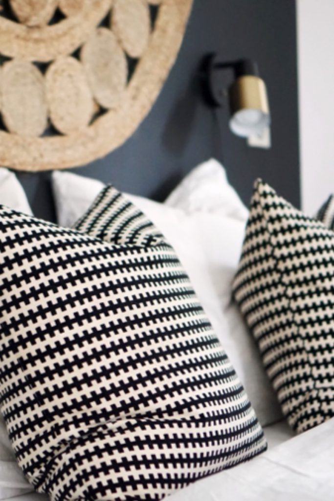 oreillers noir et blanc confortables